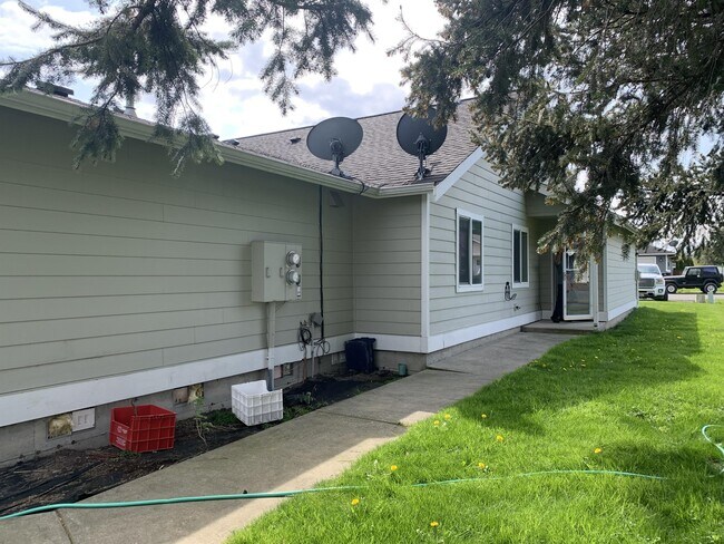 Building Photo - 210 Noble St