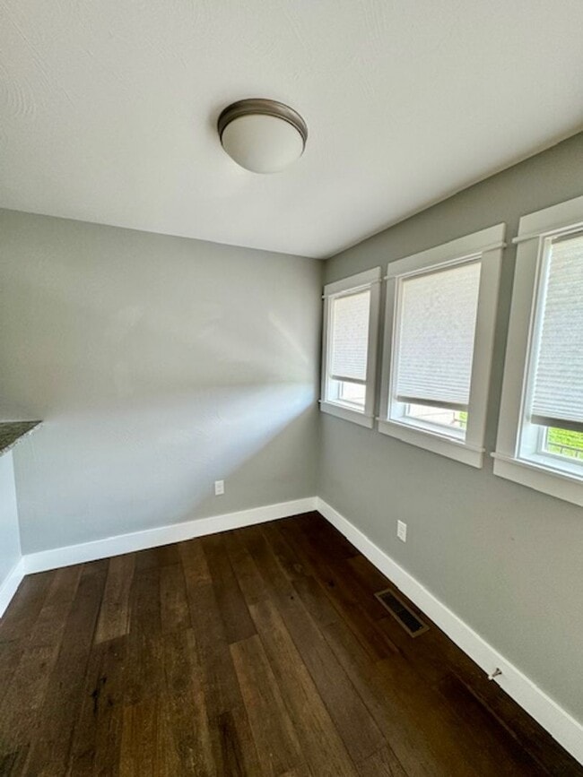 Building Photo - 3 Bedroom, 2 1/2 Bathroom Townhouse -2 weeks free rent with 1-year lease-