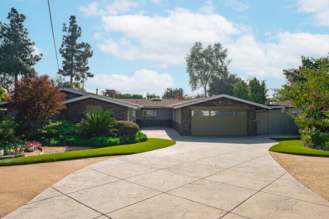 Building Photo - 1342 Skyline Dr