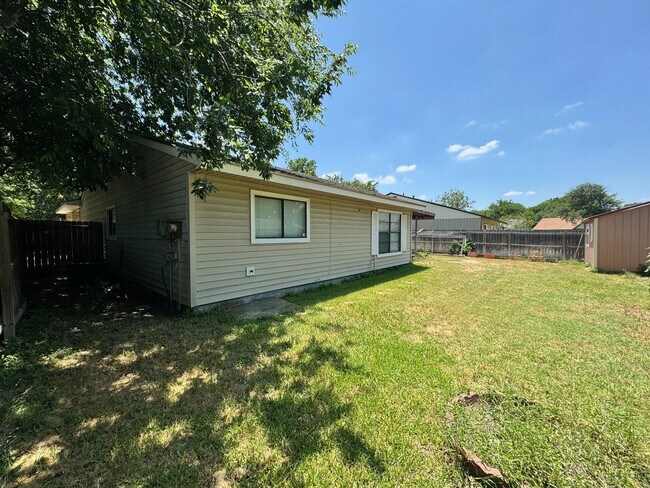 Building Photo - Move In Special! Roomy 2 bedroom 1 bath in...
