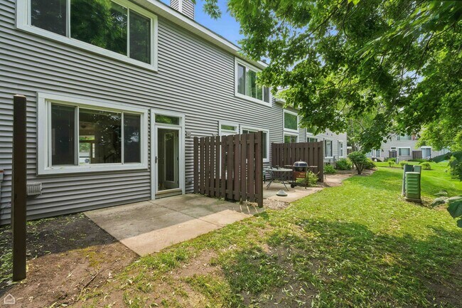 Building Photo - 2052 Waverly Ln