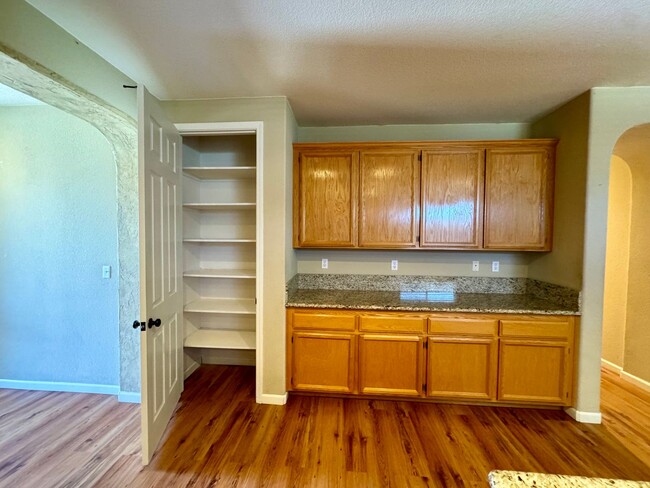 Building Photo - 3 bed 2 bath Plumas Lake