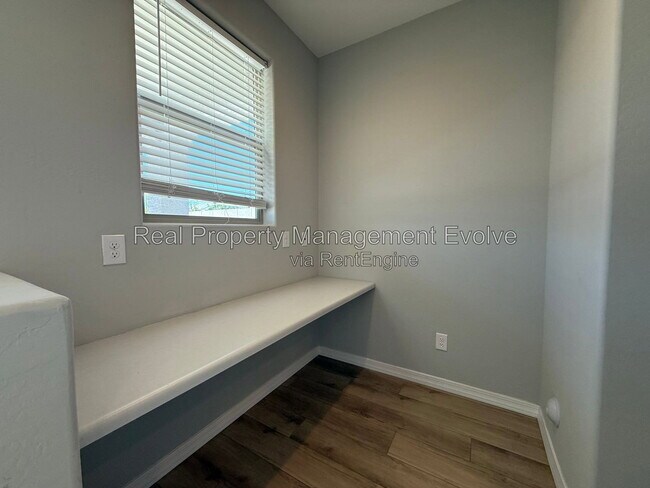 Building Photo - 5618 N 87th Dr