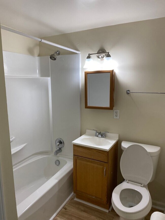 Building Photo - 350 1/2 Hacker