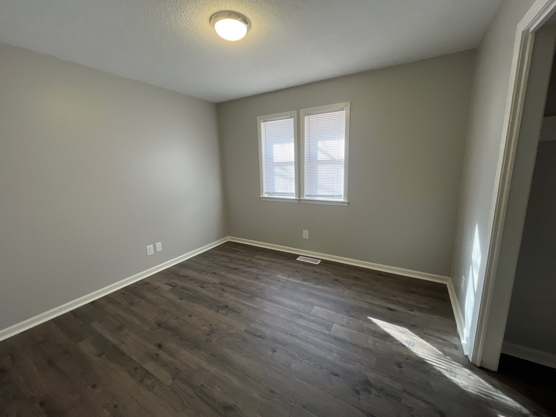 Building Photo - 102 Commanche Trl