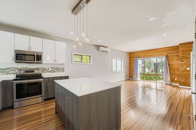 Building Photo - Modern 2-Bed, 2-Bath Townhome in Rainier B...