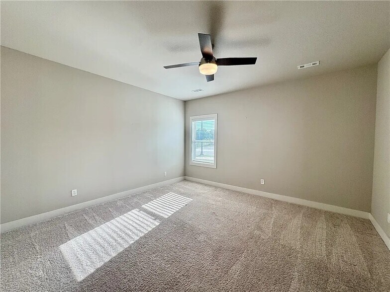 Building Photo - 837 NE Heights Ln