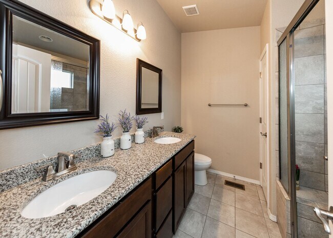 Building Photo - Centrally Located End Unit 3 Bed Townhouse in D20