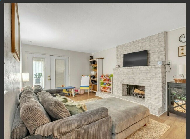 Building Photo - 2 bed 2 bath downstairs condo unit with co...