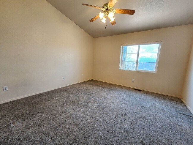 Building Photo - Quiet, adorable 2 Bed 3 Bath Townhome in 80923!