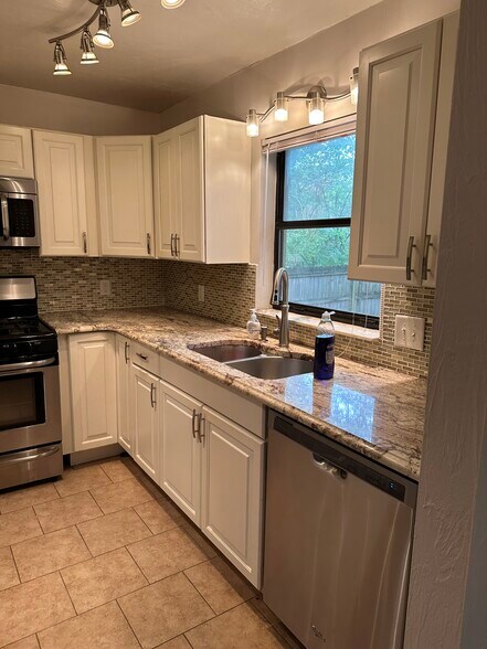 Building Photo - 1110 SW 19th Pl