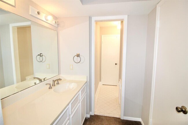 Building Photo - 2 River Creek Way