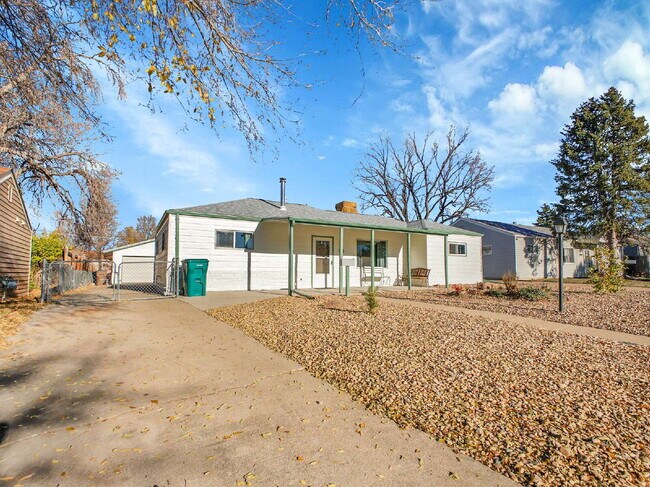 Building Photo - $2,340.95 - $300 OFF - First 2 Months'Rent - 3 Bedrooms, 1.5 Bathrooms, Single Family Home in Aur...