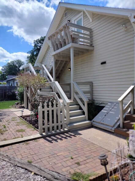 Building Photo - 2328 Cedar Ln