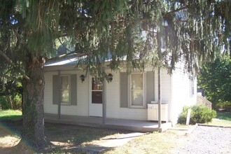 Building Photo - Country Living Near Commuter Routes