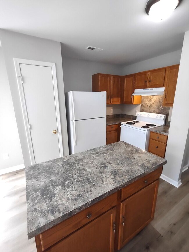 Building Photo - Move-In Ready Home located in the Back Cre...