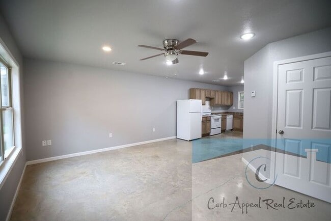 Building Photo - Move in special $550!! 2-bedroom, 2 bath a...