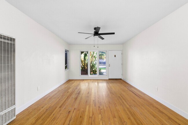 Building Photo - 2BR Coastal La Jolla Apartment | Steps to Windansea Beach