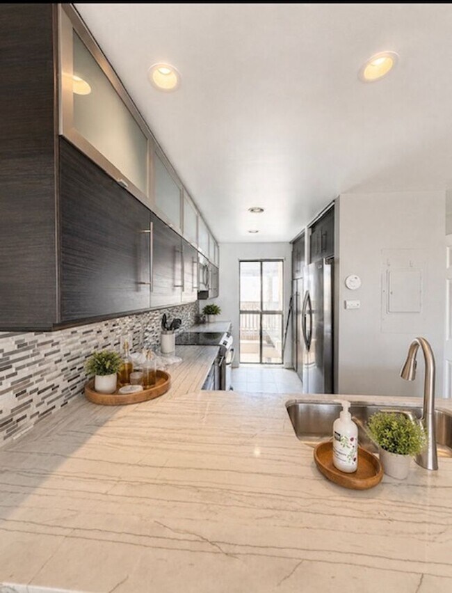 Building Photo - 7334 Marina Pacifica Dr N