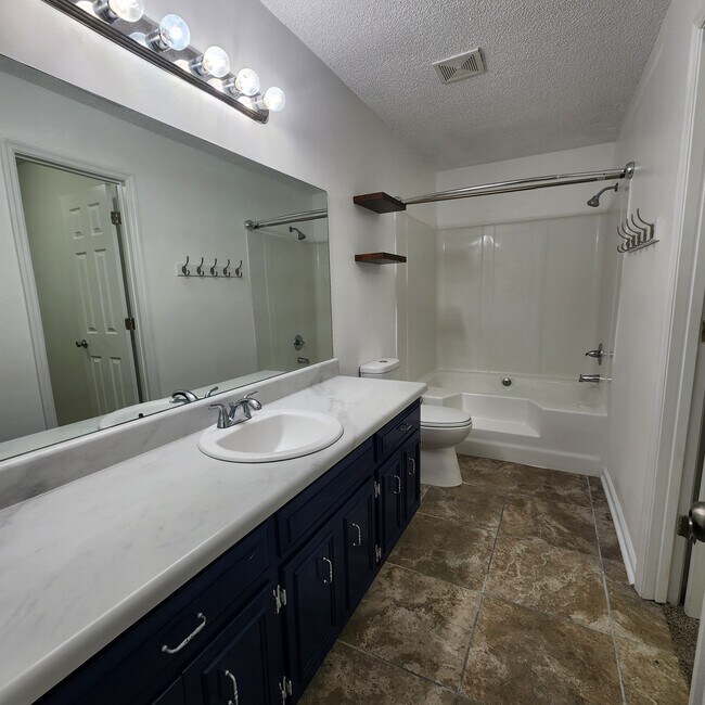 Building Photo - 130 Paloma Dr