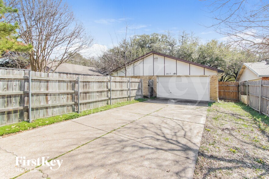 Building Photo - 2617 Branch Oaks Dr