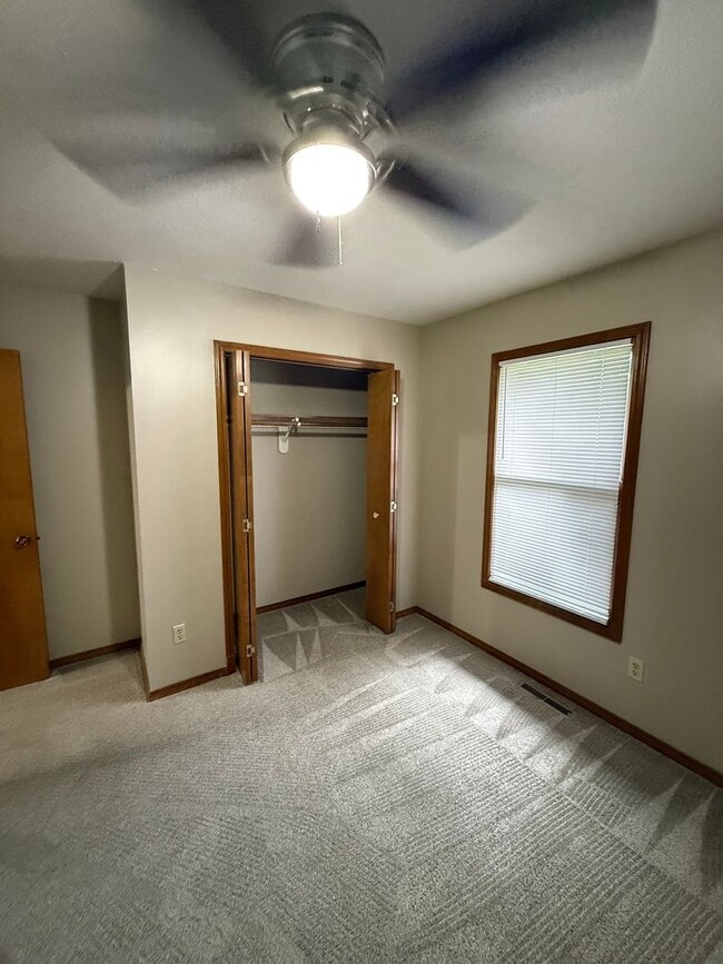 Building Photo - 2 bed 2 bath duplex
