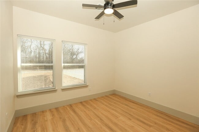 Building Photo - 655 N Genevieve Ave