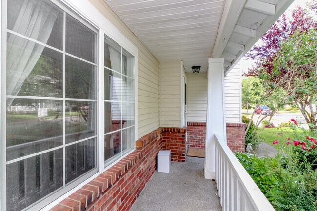 Building Photo - 1566 Jensen Ave