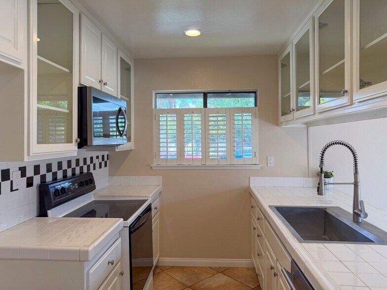 Building Photo - 28606 Conejo View Dr