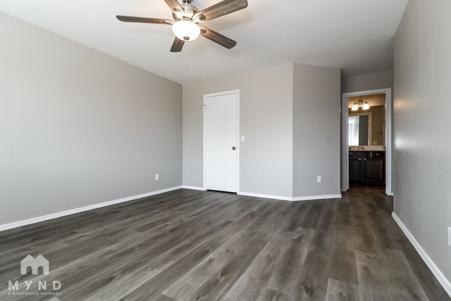 Building Photo - 25797 W Winslow Ave