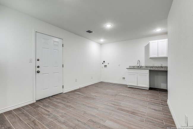Building Photo - 1835 W Poplar St