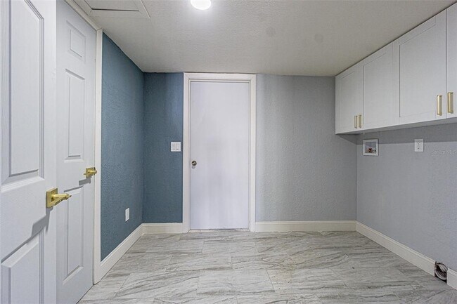 Building Photo - 6370 Conniewood Square