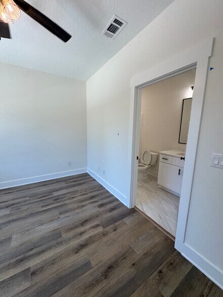 Bathroom in 2nd Bedroom - 580 N De Villiers St