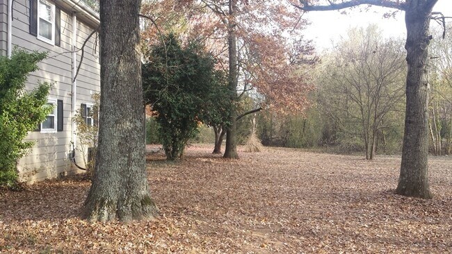 Building Photo - Large 2 Story Home 2540 SFT 3 Bed 2 Bath Home