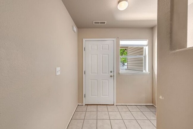 Building Photo - Spacious Multi-Level Townhome in Brookwillow