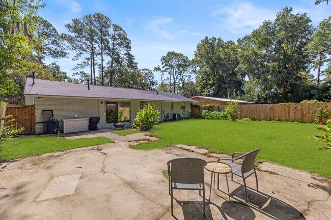 Building Photo - BEAUTIFULLY REMODELED, CONVIENENTLY LOCATE...