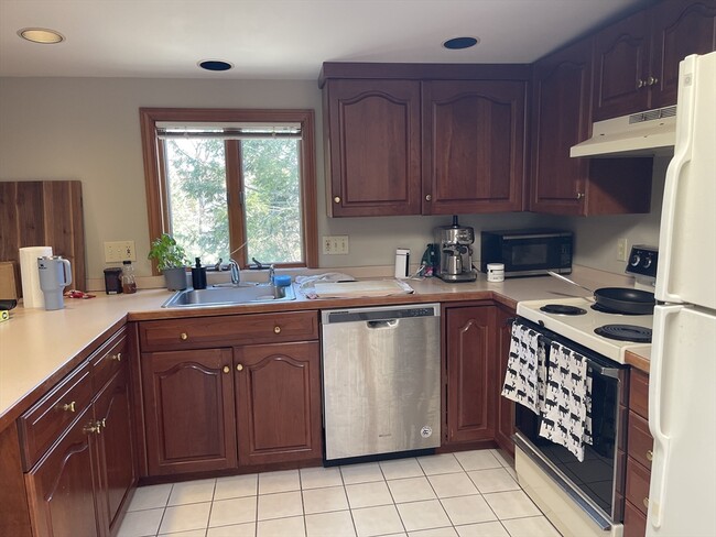 Building Photo - 576 Marrett Rd