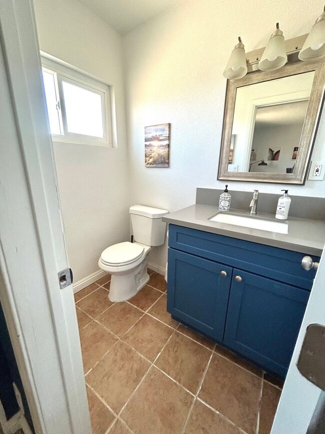 Building Photo - 4 Bedroom 2 Bathroom Home in Quiet Neighborhood