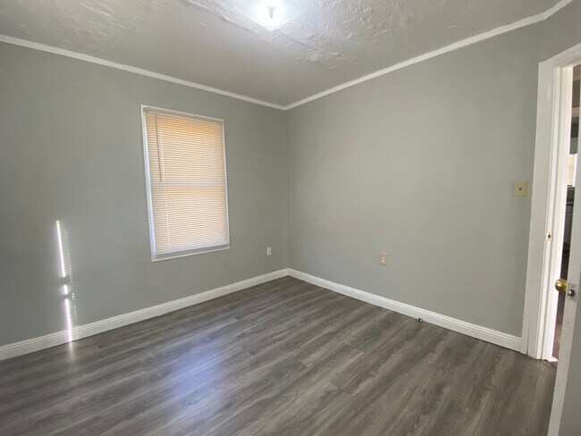 Building Photo - 2 bed 1 bath now available near Chatman Park