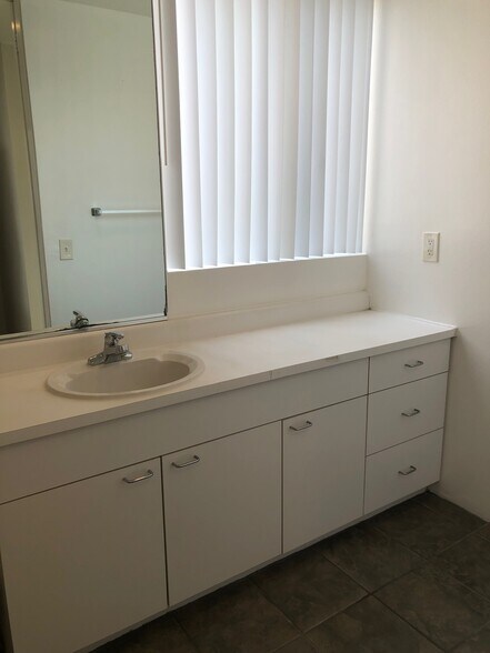 Building Photo - 1733 Lucile Ave