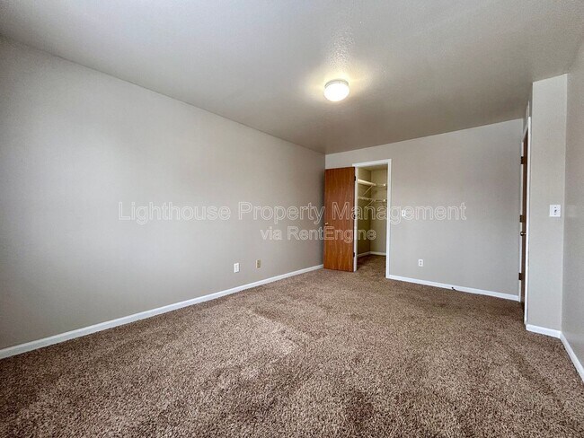 Building Photo - 585 W Randall St