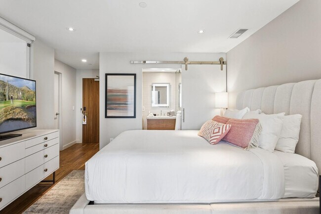 Building Photo - 5455 E Lincoln Dr