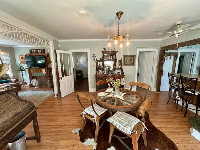 Building Photo - Completely Remodeled, Charming Victorian i...