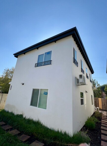Building Photo - 18654 1/2 Runnymede St