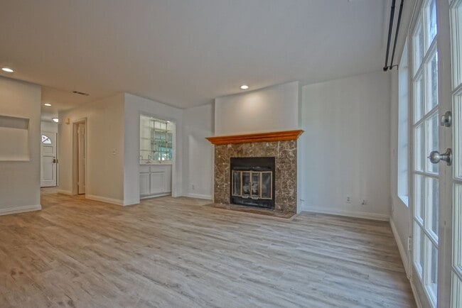 Building Photo - Newly Updated, Detached Rear Townhome w/ S...