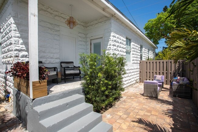 Building Photo - Beautifully Furnished 2 Bedroom 1 Bathroom...