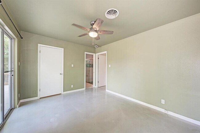 Building Photo - 2508 East Side Dr