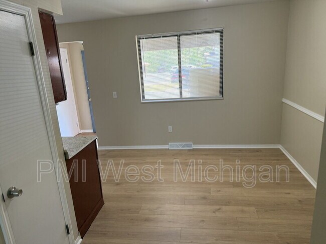 Building Photo - 6051 In the Pines Dr SE