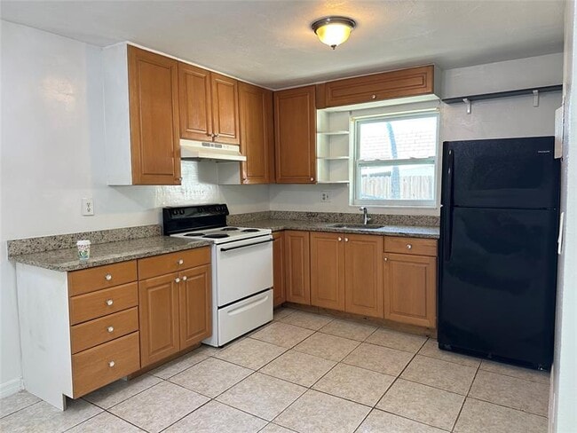 Building Photo - 205 SE 22nd St