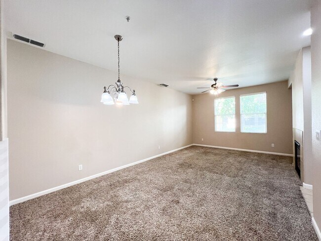 Building Photo - 3 Bd, 2.5 Ba Condo in Elk Grove